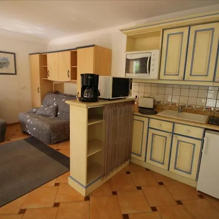 公寓 Studio Climatise Avec Piscine Et Grande Terrasse En Rez-de-chaussee 圣马克西姆